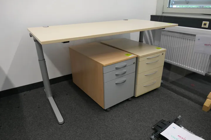 Schreibtisch Maße in cm ca.: 160 x 80